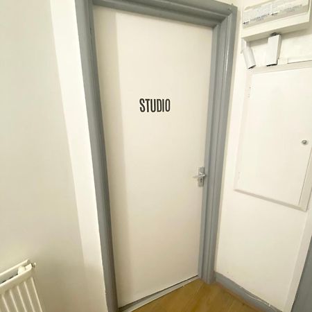 London Studio チングフォード エクステリア 写真