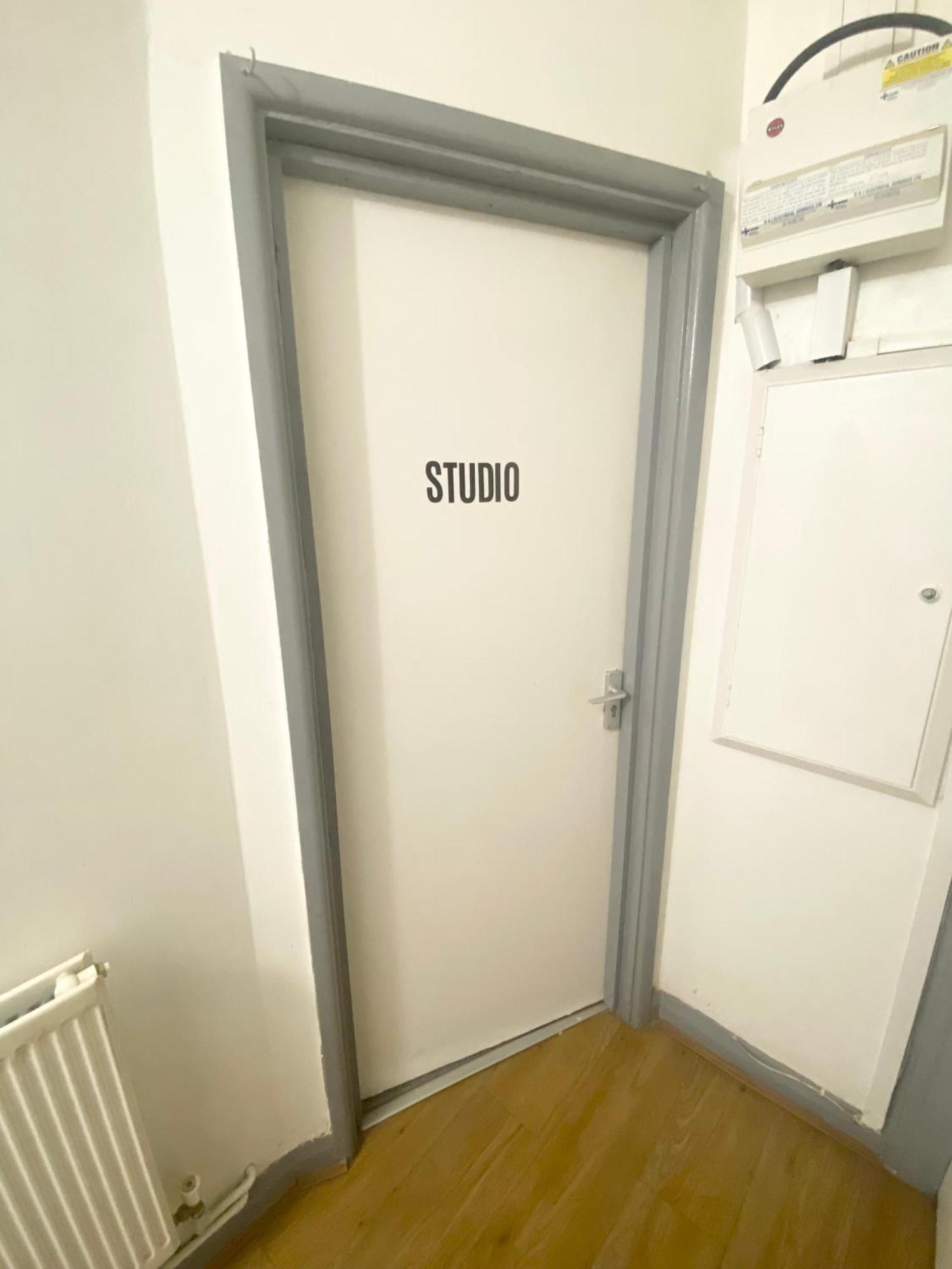 London Studio チングフォード エクステリア 写真
